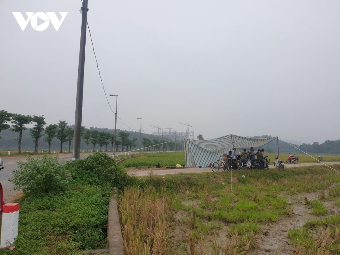 Người dân chặn xe chở rác vào khu xử lý Nam Sơn ngày 25/10.