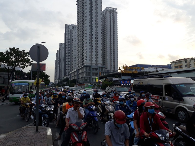 TP.HCM: Cao ốc, dự án 'bóp nghẹt' giao thông - ảnh 1