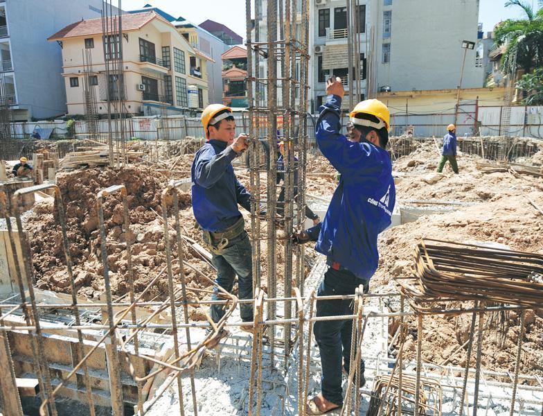 Các Dự án đầu tư xây dựng thường gặp nhiều khó khăn liên quan việc cấp phép, giải phóng mặt bằng... Ảnh: Dũng Minh