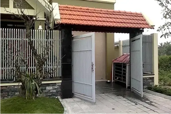 Cổng mở ra ngoài sẽ giúp không khí lưu thông, mang lại may mắn tốt lành cho gia chủ