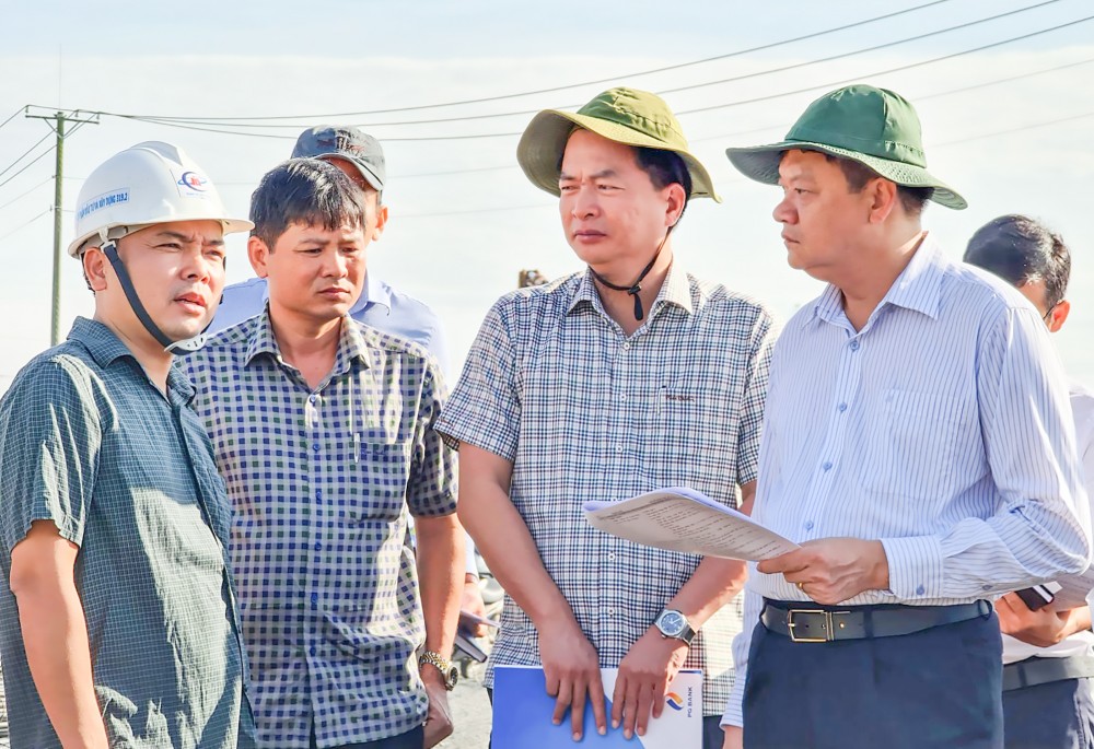 Phó Chủ tịch UBND TP Cần Thơ Dương Tấn Hiển (bìa phải) kiểm tra công trình đường tỉnh 922.