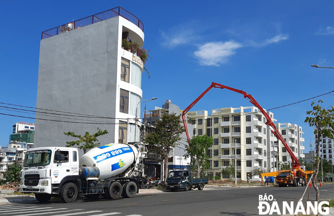 Hiện nay, các công trình xây dựng dân dụng đã thi công trở lại. Trong ảnh: Thi công dự án nhà ở tại Khu dân cư 387, phường Mỹ An, quận Ngũ Hành Sơn.  Ảnh: TRIỆU TÙNG