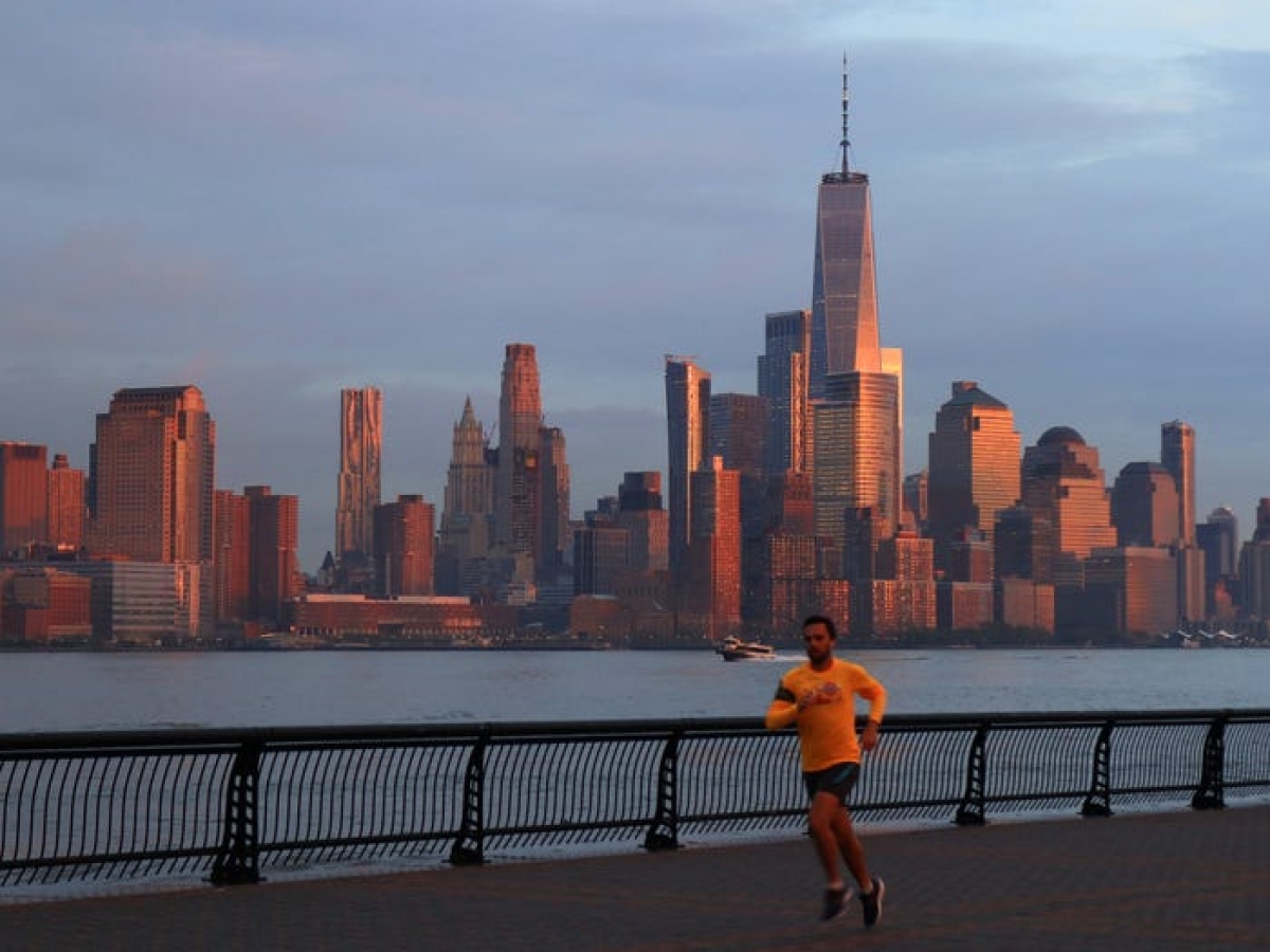 Trung tâm tài chính One World tại New York. One World tại New York (Trung tâm thương mại Một Thế giới), cũng được biết đến với cái tên Freedom Tower (Tháp Tự Do) nằm ở Manhattan, New York và là tòa nhà chính của 7 Trung tâm thương mại thế giới tọa lạc trên nền Trung tâm thương mại thế giới cũ. Tòa nhà này bắt đầu xây dựng vào ngày 27/4/2006.
