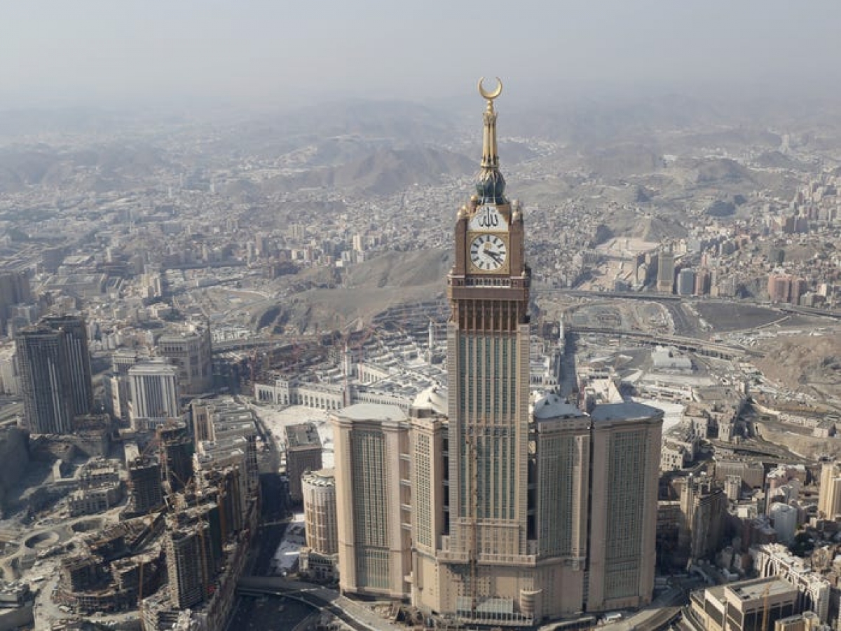 Toà Makkah Royal Clock đặt tại Ả-Rập Xê-Út đứng thứ 3 với chiều cao 591,6m. Makkah Royal Clock có mặt đồng hồ lớn nhất thế giới. Viên ngọc, tại đỉnh chóp và có sàn bằng kính có trung tâm khoa học được sử dụng để nhìn thấy thiên văn và vận hành một lớp nguyên tử.