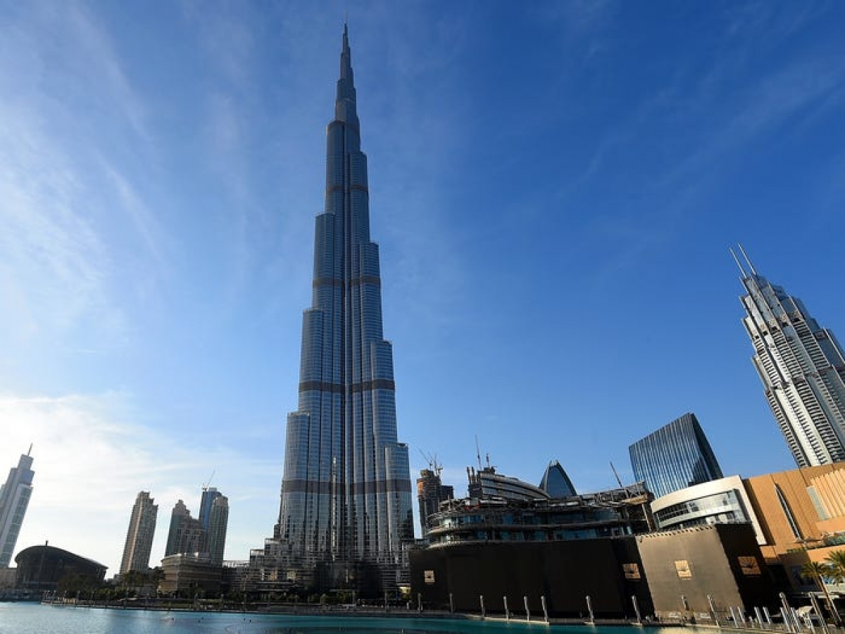 Tháp Burj Khalifa ở Dubai là toà tháp cao nhất thế giới được xây dựng từ năm 2010, với chiều cao hơn 830m, 163 tầng. Tháp Burj Khalifa được lấy ý tưởng từ một loài hoa sống ở sa mạc là Hymenocallis. Loài hoa này thường thấy ở khu vực nhiệt đới, có cánh dài mở rộng từ trung tâm. Các cạnh xung quanh tòa tháp mọc ra từ khu trung tâm tựa như những cánh hoa Hymenocallis.