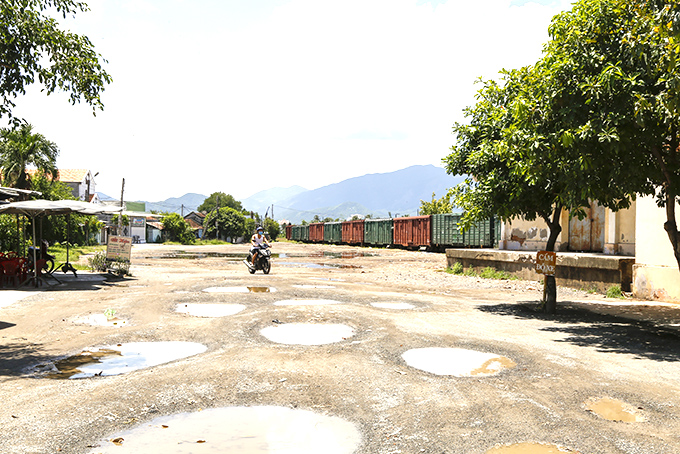 Khu vực ga Ninh Hòa (bên phải) và xóm Ga (bên trái).