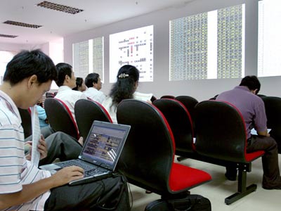 Chỉ thị 01: Chứng khoán ngóc lên, BĐS cúi đầu