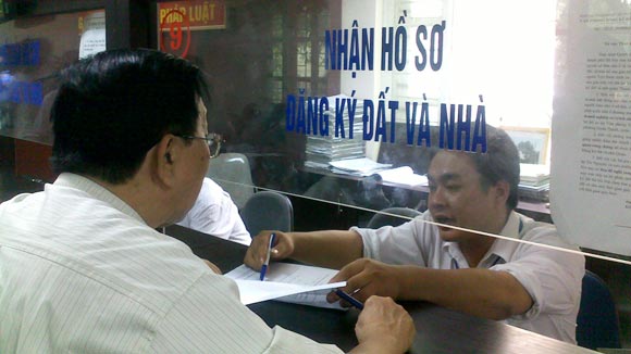 Không ùn tắc “sổ đỏ” vì lệ phí trước bạ