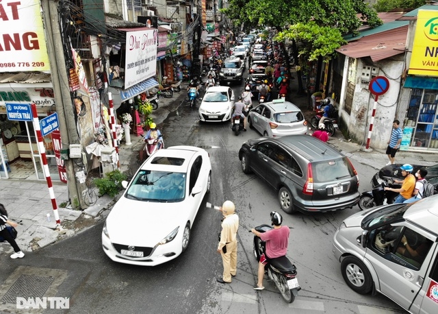 choang ngop rung cao oc chen chuc tren doan duong dai gan 1km o ha noi