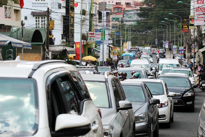 Ngột ngạt cao ốc đua nở ở 'thành phố trong rừng' Đà Lạt   - ảnh 4