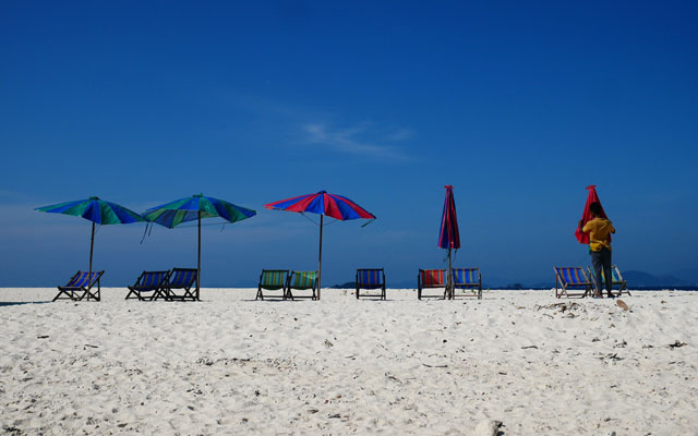 data/source/content_cafeland/wp-content/uploads/sites/2/2021/05/a-man-preparing-umbrellas-and-beach-chairs-for-customer-on-an-island-in-Phuket-during-Covid-19.jpg