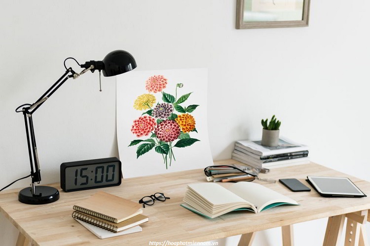 Một chiếc đồng hồ điện tử, một chiếc đèn bàn, một chậu xương rồng mini