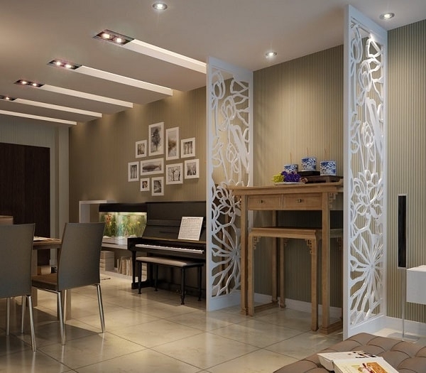 Bàn thờ được ngăn cách với phòng khách bằng khung hoa văn cách điệu