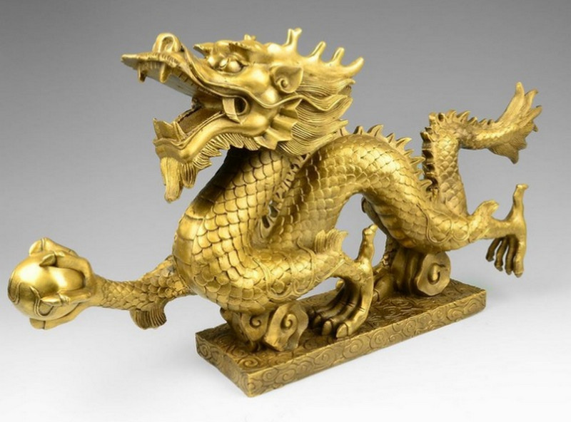Nếu trên tay rồng có viên ngọc trai (hoặc viên đá quý), cần tránh để hướng tay rồng quay ra phía cửa sổ hoặc cửa chính.