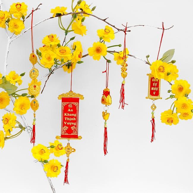 Trang trí cây mai ngày tết bằng những câu đố