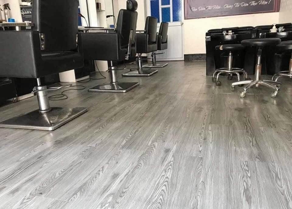 Sàn nhựa dán keo sử dụng cho salon tóc
