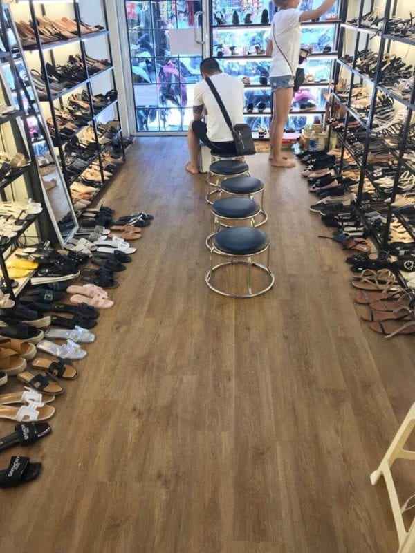 Sàn nhựa dán kéo dùng cho cửa hàng