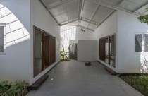 Ngôi nhà đơn giản với sân trong nhà