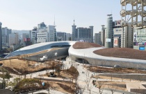 Choáng với trung tâm thiết kế hình trăn ở Seoul