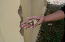 Kinh hoàng nhà tái định cư, bẻ từng mảng vữa như bẻ bánh quy 