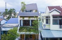 Nhà 2 tầng đầy nắng gió ẩn trong hẻm nhỏ ở Hội An