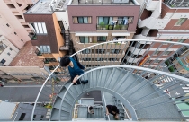 Cầu thang độc đáo, đa dạng kiểu cách của khách sạn ở Tokyo