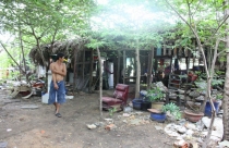 Cả xã sống “treo”