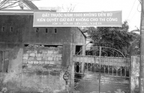 Thu hồi đất có sổ đỏ không đền bù, dân mang băng cờ khiếu kiện