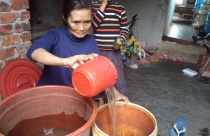 Dân khổ vì bị tái định cư giữa... sa mạc