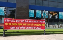 Chủ đầu tư Charm Plaza chiếm dụng nhà tang lễ làm "của riêng", cư dân vác băng rôn đi đòi
