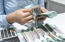 Vốn rẻ lợi ai?