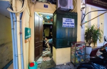 Sống khổ ở phố cổ Hà Nội: Căn nhà 9m2 là lối đi chung của 6 hộ dân khác