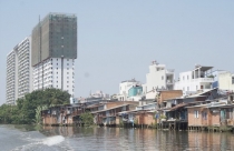 Gian nan di dời nhà ven, trên kênh rạch