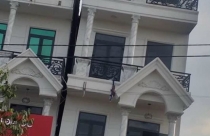 Căn nhà 4 tầng vừa xây xong đã nghiêng đổ