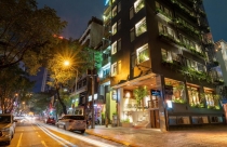 Giá phòng khách sạn cao hơn đến 80% vẫn đông khách đặt chỗ