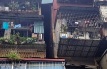 Bất an sống trong chung cư cũ nát