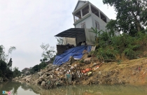 Nhà dân 'chờ sập' bên bờ kè sạt lở