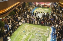 Môi giới nhà đất quay lại phát tờ rơi khi bị hạn chế nhắn tin, gọi điện quảng cáo