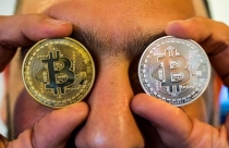 Tiền rút khỏi cổ phiếu, bitcoin đổ sang bất động sản