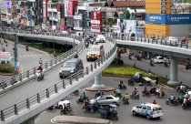 Thiếu tiền, thiếu cơ chế, giao thông TP.HCM tụt hậu