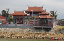 Nhà thờ 'khủng' ở Hà Tĩnh mọc sừng sững lấn chiếm kè sông, Chủ tịch phường báo cáo 'nhiều hạng mục sai phạm'