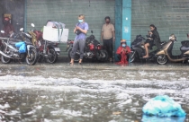 TP.HCM ngập sau mưa nặng hạt, rác nổi lềnh bềnh