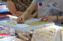 Điểm tin sáng: Vàng biến động khó lường, USD giảm nhẹ