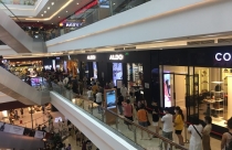 Trung tâm thương mại Hà Nội đông nghịt người như chưa hề có dịch Covid-19