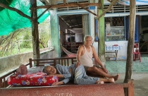 Cụ già 94 tuổi cho con nhà, đất rồi thành… không nhà
