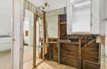 Câu chuyện “điên rồ”: Ngôi nhà mục nát, không có toilet được bán với giá 2 triệu USD