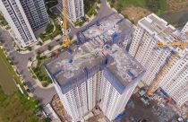 Nhiều công trường ở TPHCM "treo cẩu"