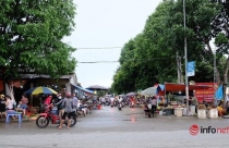 Ki ốt không phép 'mọc' ven quốc lộ, giao thông lộn xộn thị trấn vùng biên