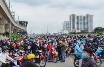 Dân ùn ùn đổ về quê, chủ trọ lo “sốt vó”